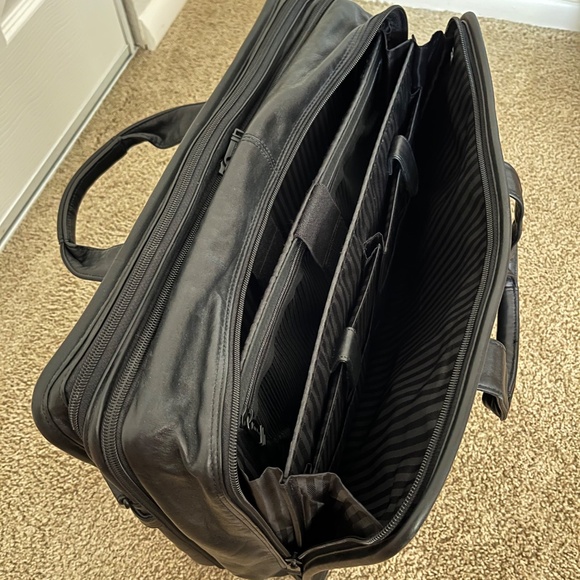TUMI Leather Expandable Briefcase with Shoulder Strap - never been used - Picture 3 of 6